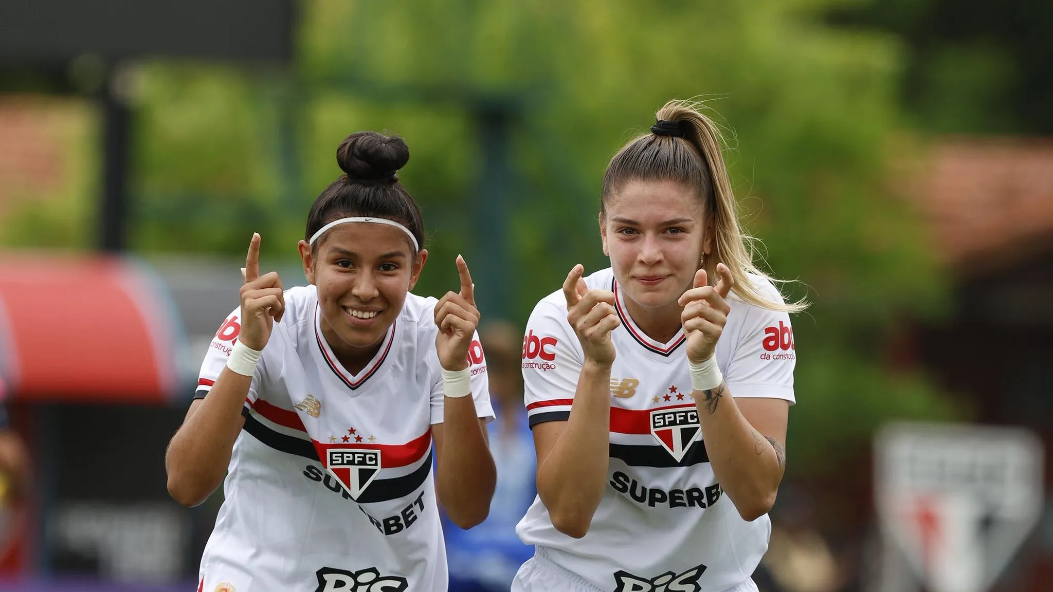 Carol Gil e companheira jogadora do São Paulo