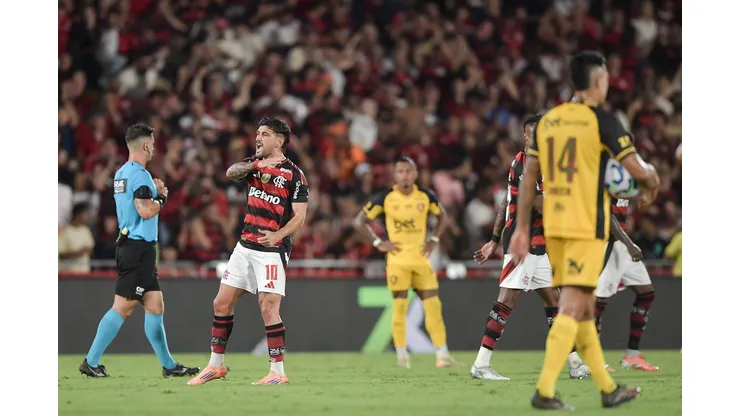 O craque De Arrascaeta, do Flamengo, comemora seu gol contra o Sport no estádio do Maracanã, em partida válida pelo Campeonato Brasileiro Série A 2025 | Crédito: Alamy Live News