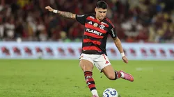 RIO DE JANEIRO, BRAZIL - JULY 27: Luiz Araújo of Flamengo kicks the ball during the match between Flamengo and Atletico Mineiro as part of Brasileirao 2025 at Maracana Stadium on July 27, 2025 in Rio de Janeiro, Brazil. (Photo by Wagner Meier/Getty Images)