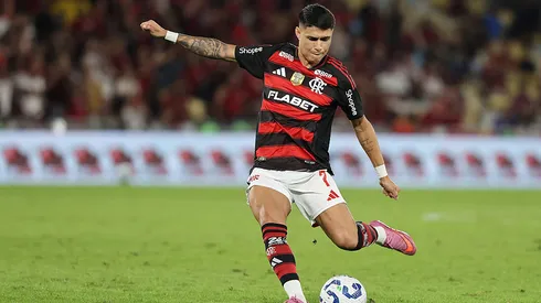 RIO DE JANEIRO, BRAZIL - JULY 27: Luiz Araújo of Flamengo kicks the ball during the match between Flamengo and Atletico Mineiro as part of Brasileirao 2025 at Maracana Stadium on July 27, 2025 in Rio de Janeiro, Brazil. (Photo by Wagner Meier/Getty Images)