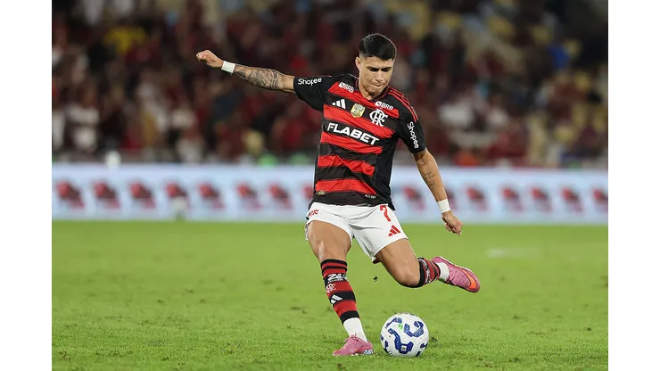 RIO DE JANEIRO, BRAZIL - JULY 27: Luiz Araújo of Flamengo kicks the ball during the match between Flamengo and Atletico Mineiro as part of Brasileirao 2025 at Maracana Stadium on July 27, 2025 in Rio de Janeiro, Brazil. (Photo by Wagner Meier/Getty Images)