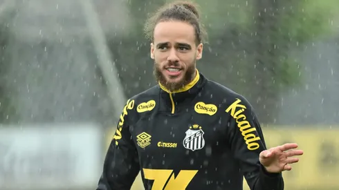 SP - SANTOS - 10/10/2025 - SANTOS, TREINO - Brahimi jogador do Santos durante treino no Centro de Treinamento CT Rei Pele. Foto: Jota Erre/AGIF