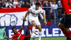 SP - SAO PAULO - 11/08/2024 - BRASILEIRO A 2024, SAO PAULO X ATLETICO-GO - Joao Moreira jogador do Sao Paulo disputa lance com Guilherme Romao jogador do Atletico-GO durante partida no estadio Morumbi pelo campeonato Brasileiro A 2024. Foto: Marco Miatelo/AGIF