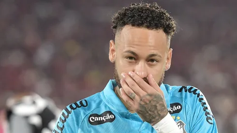 Neymar é alvo de faixa de cobrança em frente ao CT do Santos após polêmica contra o Flamengo — Foto Thiago RibeiroAGIF