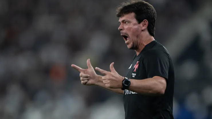 RJ - RIO DE JANEIRO - 05/11/2025 - BRASILEIRO A 2025, BOTAFOGO X VASCO - Fernando Diniz tecnico do Vasco durante partida contra o Botafogo no estadio Engenhao pelo campeonato Brasileiro A 2025. Foto: Jorge Rodrigues/AGIF