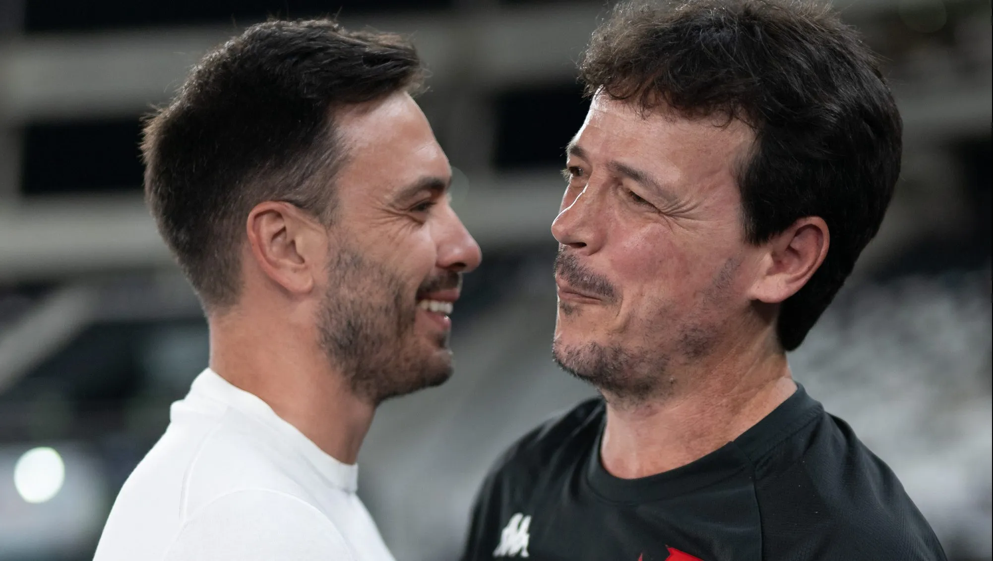 RJ – RIO DE JANEIRO – 05/11/2025 – BRASILEIRO A 2025, BOTAFOGO X VASCO – Davide Ancelotti tecnico do Botafogo cumprimenta Fernando Diniz tecnico do Vasco durante partida no estadio Engenhao pelo campeonato Brasileiro A 2025. Foto: Jorge Rodrigues/AGIF