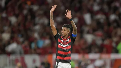 RJ - RIO DE JANEIRO - 09/11/2025 - BRASILEIRO A 2025, FLAMENGO X SANTOS - Bruno Henrique jogador do Flamengo comemora seu gol durante partida contra o Santos no estadio Maracana pelo campeonato Brasileiro A 2025. Foto: Thiago Ribeiro/AGIF