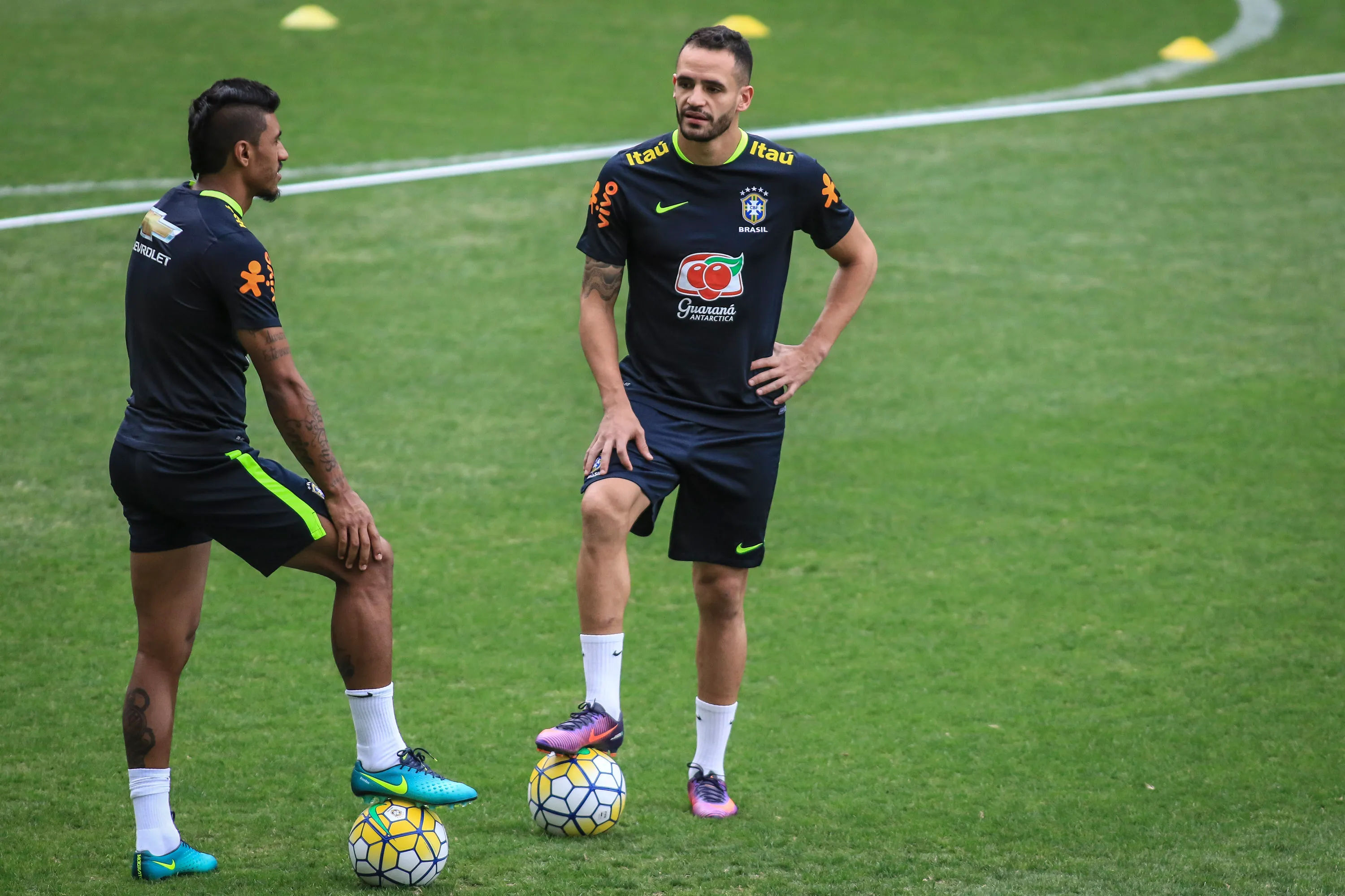 Treino da Selecao Brasileira – 07/11/2016 –  Renato Augusto e Paulinho durante treino no Estadio Independencia. Foto: Thomas Santos/AGIF