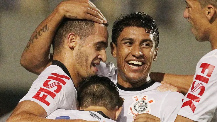 Renato Augusto e Paulinho durante Corinthians x Uniao Barbarense pelo Campeonato Paulista de 2013 - Foto Moises NascimentoAGIF