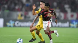 RJ - RIO DE JANEIRO - 01/11/2025 - BRASILEIRO A 2025, FLAMENGO X SPORT - Bruno Henrique jogador do Flamengo disputa lance com Rivera jogador do Sport durante partida no estadio Maracana pelo campeonato Brasileiro A 2025. Foto: Thiago Ribeiro/AGIF