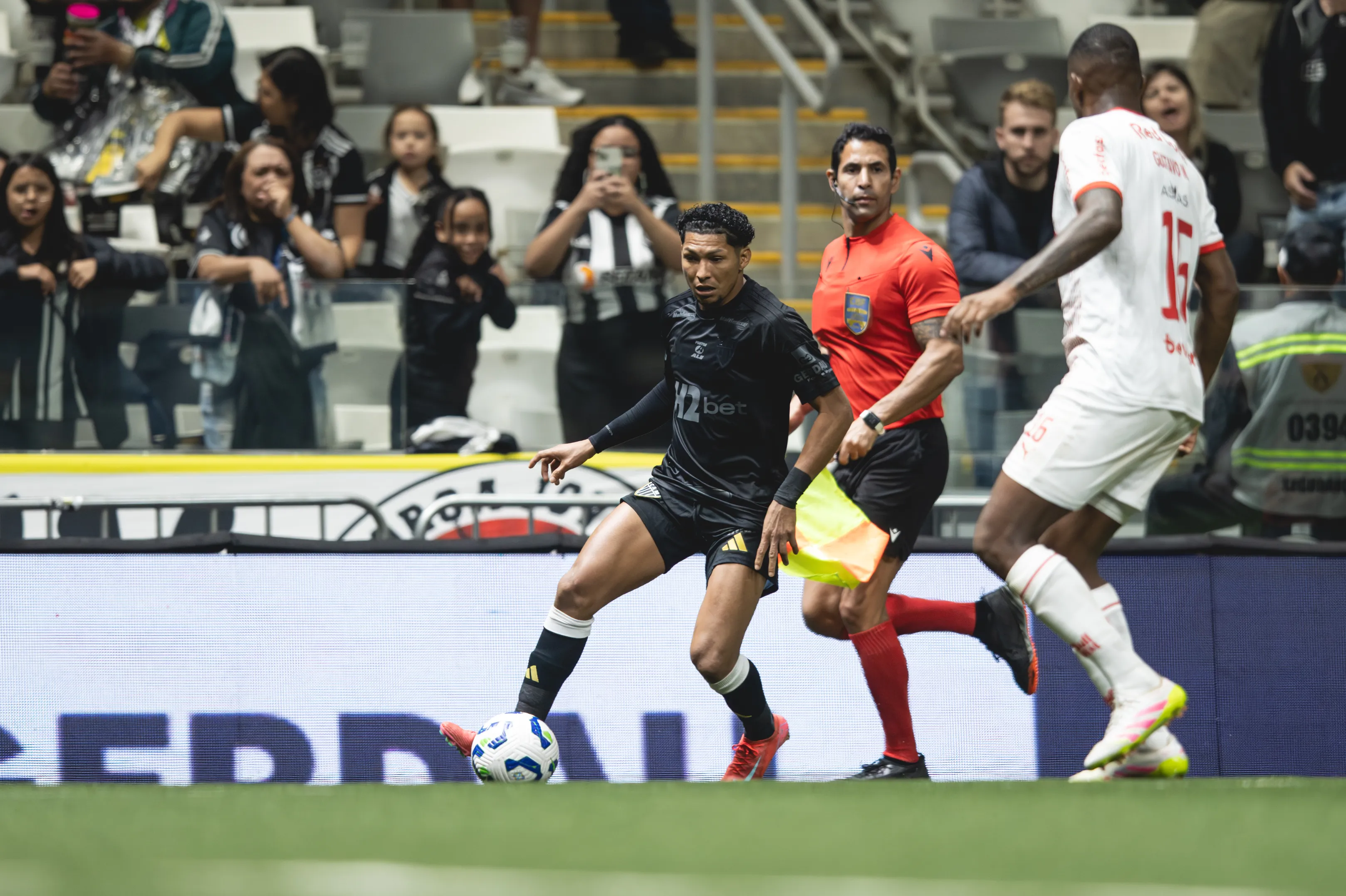 Rony jogador do Atlético-MG diante do Bragantino – Foto: Pedro Souza / Atlético