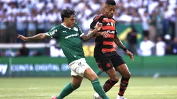 Facundo Torres, jogador do Palmeiras, disputa lance com Bruno Henrique jogador do Flamengo durante partida no estadio Arena Allianz Parque pelo campeonato Brasileiro A 2025. Foto: Marcello Zambrana/AGIF