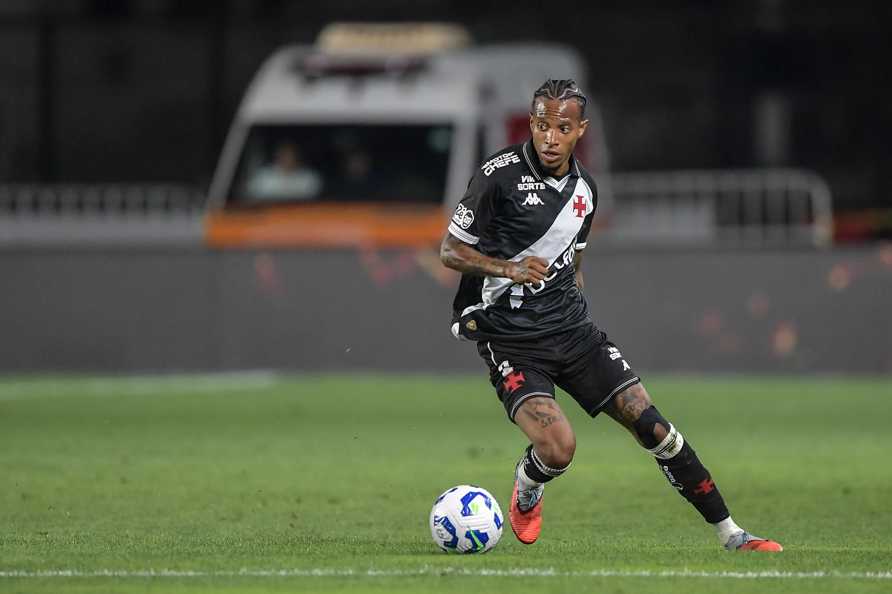 Tchê Tchê briga por vaga entre os titulares do Vasco. Foto: Thiago Ribeiro/AGIF