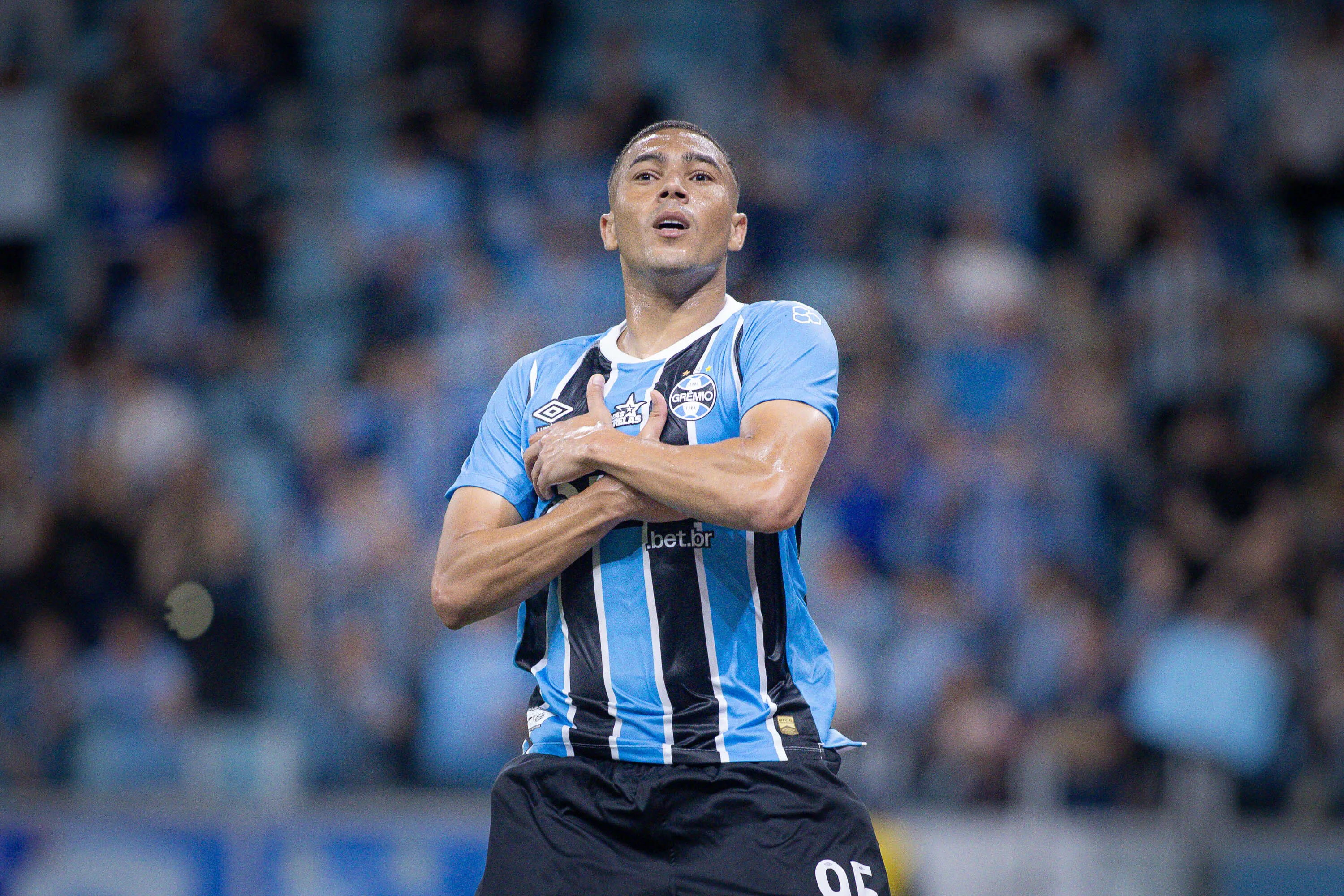 Carlos Vinícius comemora um de seus gols pelo Grêmio. Foto: Maxi Franzoi/AGIF