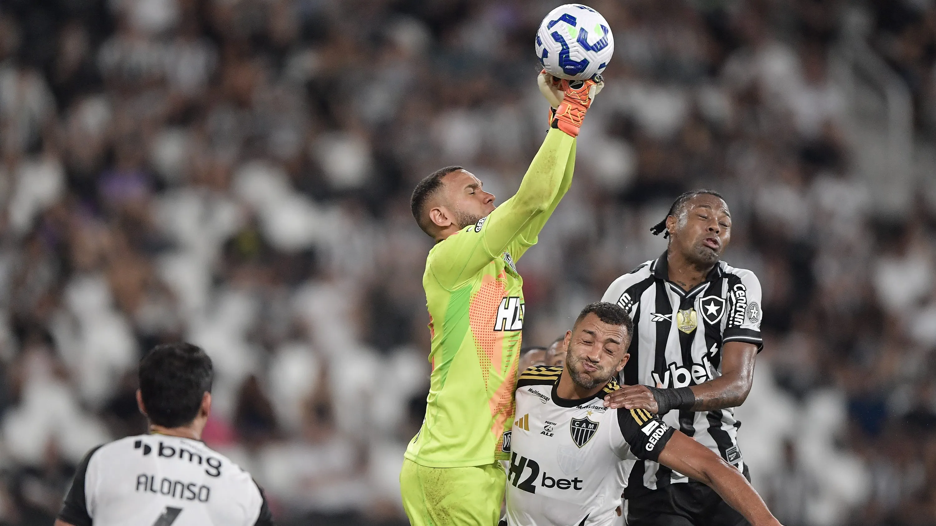 Everson, goleiro do Atlético-MG, durante partida contra o Botafogo no estadio Engenhao pelo campeonato Brasileiro A 2025. Foto: Thiago Ribeiro/AGIF