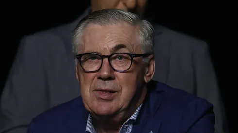 Ancelotti assistindo duelo entre Vasco x SPFC