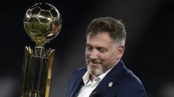 RJ - RIO DE JANEIRO - 27/02/2025 - RECOPA SUL-AMERICANA 2025, BOTAFOGO X RACING - Alejandro Dominguez Presidente da Confederacao Sul-Americana de Futebol com a taca de campeao durante cerimonia de premiacao ao final da partida contra o Botafogo no estadio Engenhao pela decisao do campeonato Recopa Sul-americana 2025.