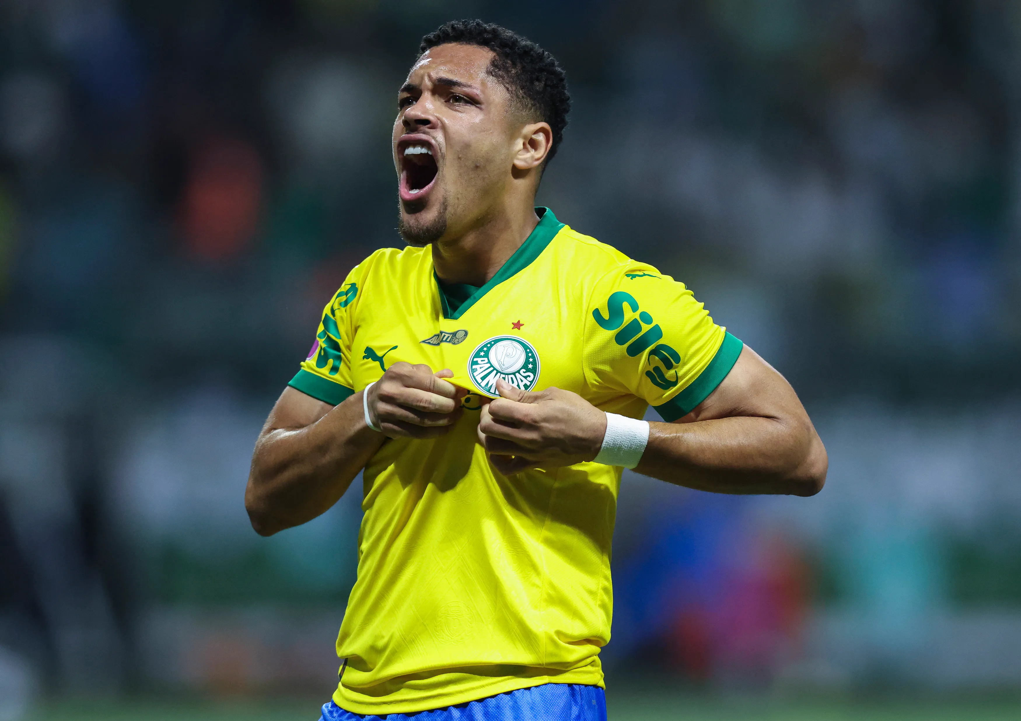 Vitor Roque comemorando gol pelo Palmeiras (Foto: Alexandre Schneider/Getty Images)