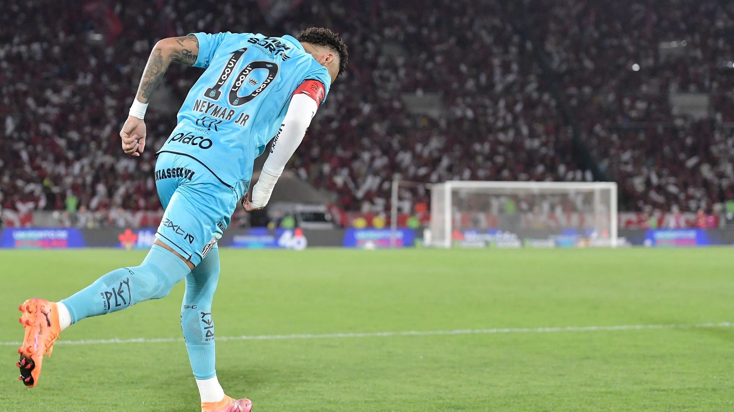 RJ – RIO DE JANEIRO – 09/11/2025 – BRASILEIRO A 2025, FLAMENGO X SANTOS – Neymar jogador do Santos durante partida contra o Flamengo no estadio Maracana pelo campeonato Brasileiro A 2025. Foto: Thiago Ribeiro/AGIF