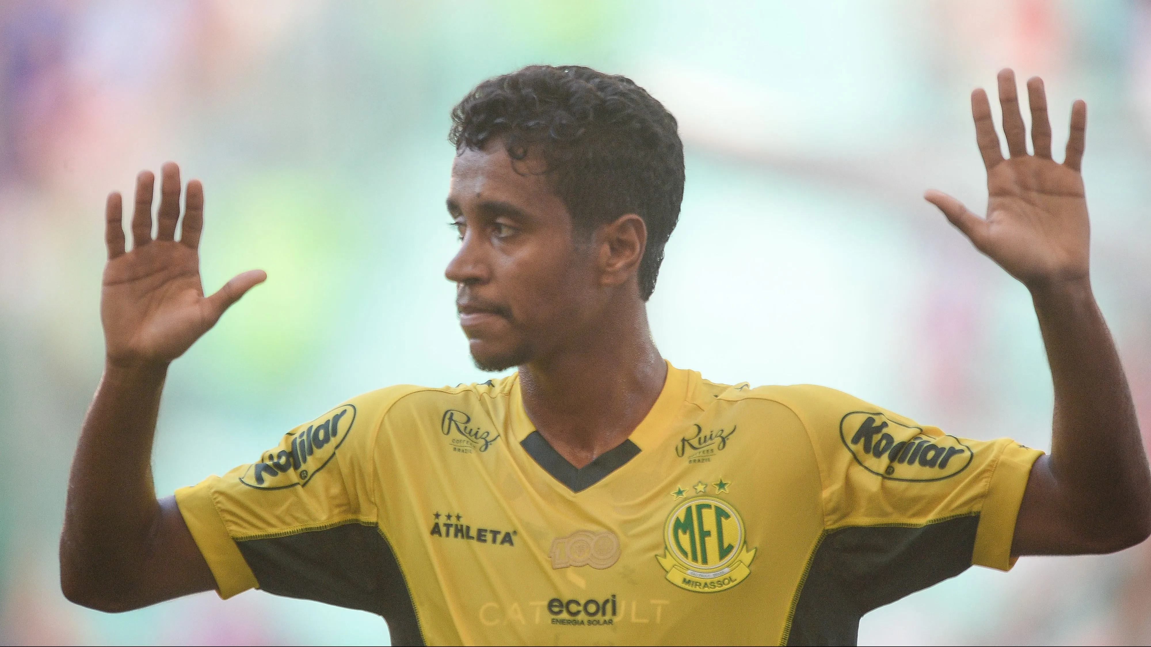 Gabriel jogador do Mirassol comemora seu gol com jogadores do seu time durante partida contra o Bahia no estadio Fonte Nova pelo campeonato Brasileiro A 2025. Foto: Jhony Pinho/AGIF