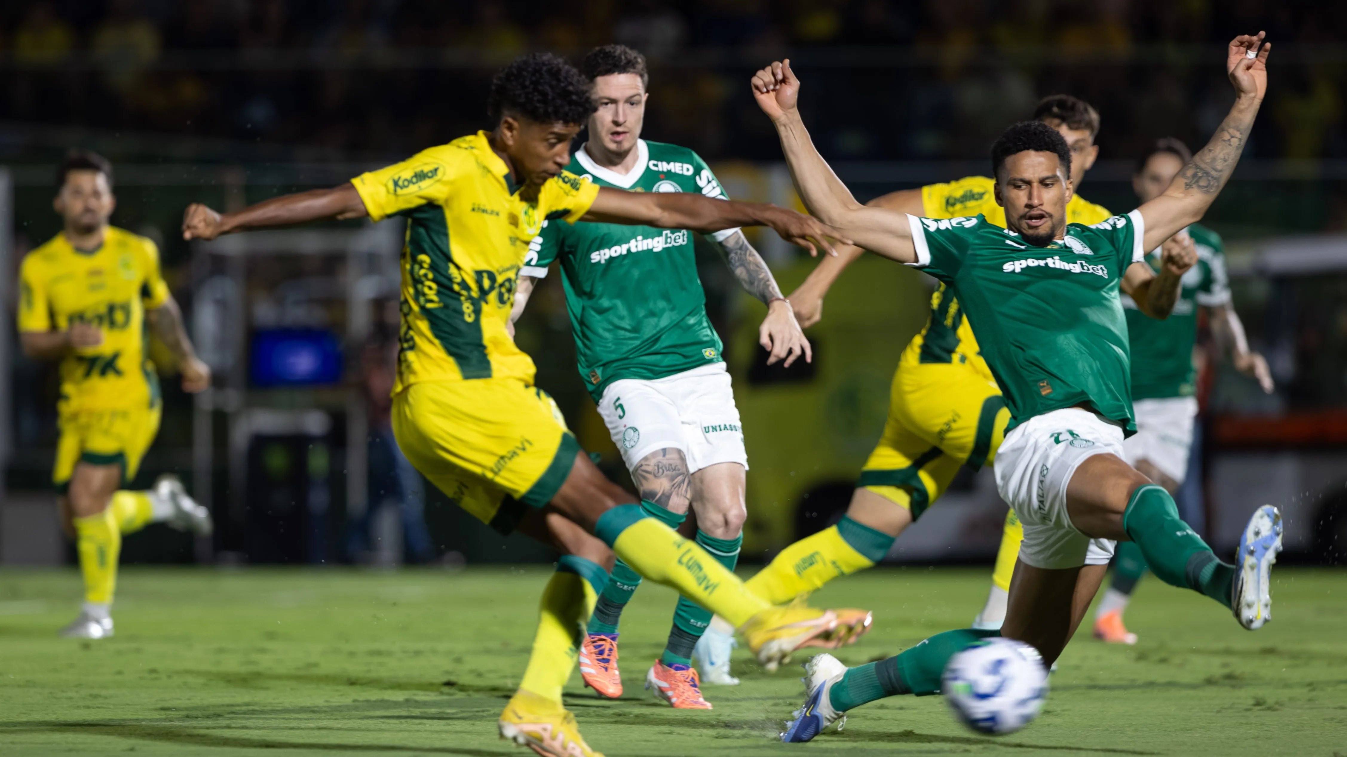 Gabriel jogador do Mirassol no seu chute que fez o gol durante partida contra o Palmeiras no estadio Jose Maria de Campos Maia pelo campeonato Brasileiro A 2025. Foto: Joisel Amaral/AGIF