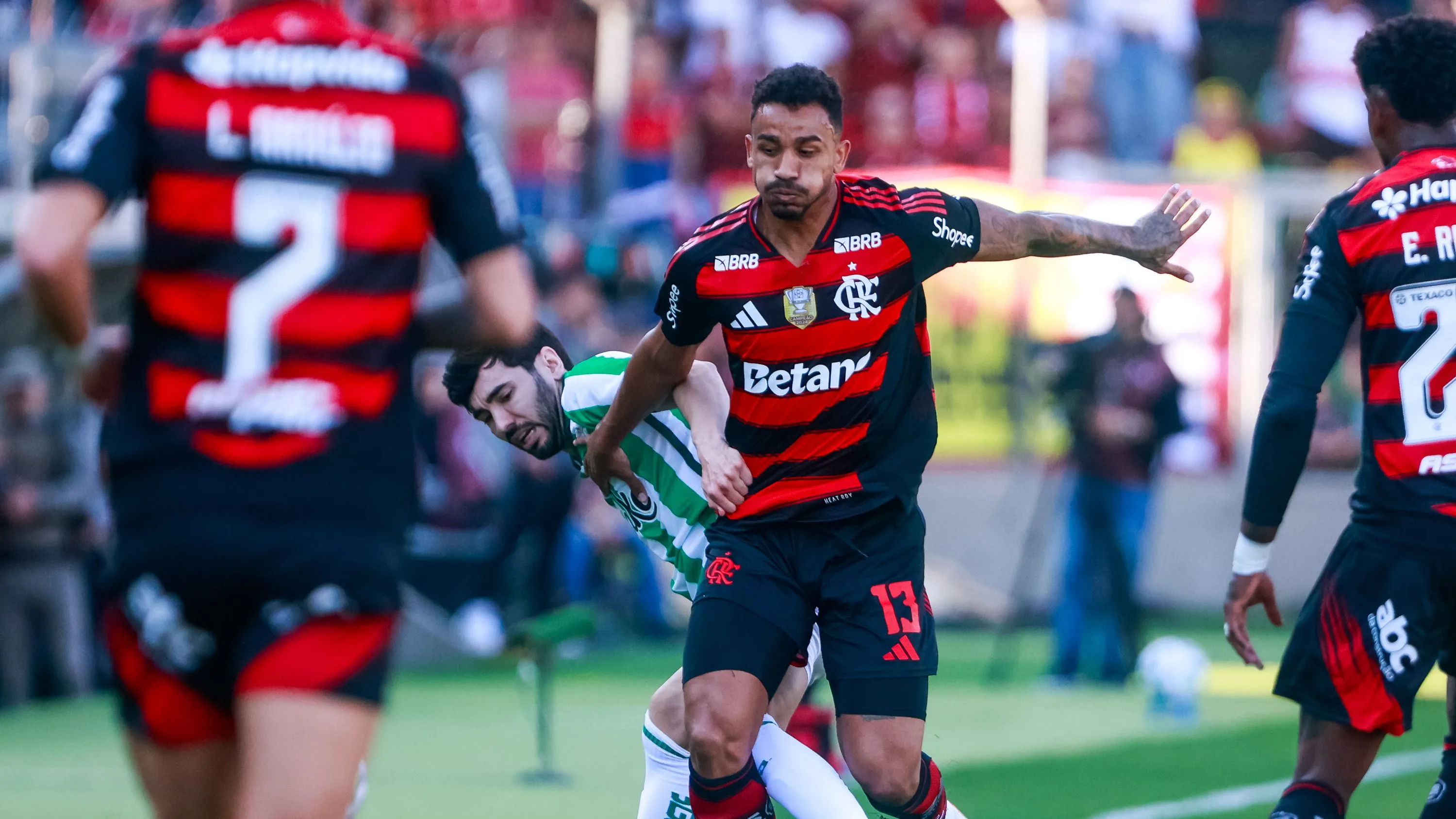 Danilo vem sendo uma peça importante para o elenco de Filipe Luís – Foto: Luiz Erbes/AGIF