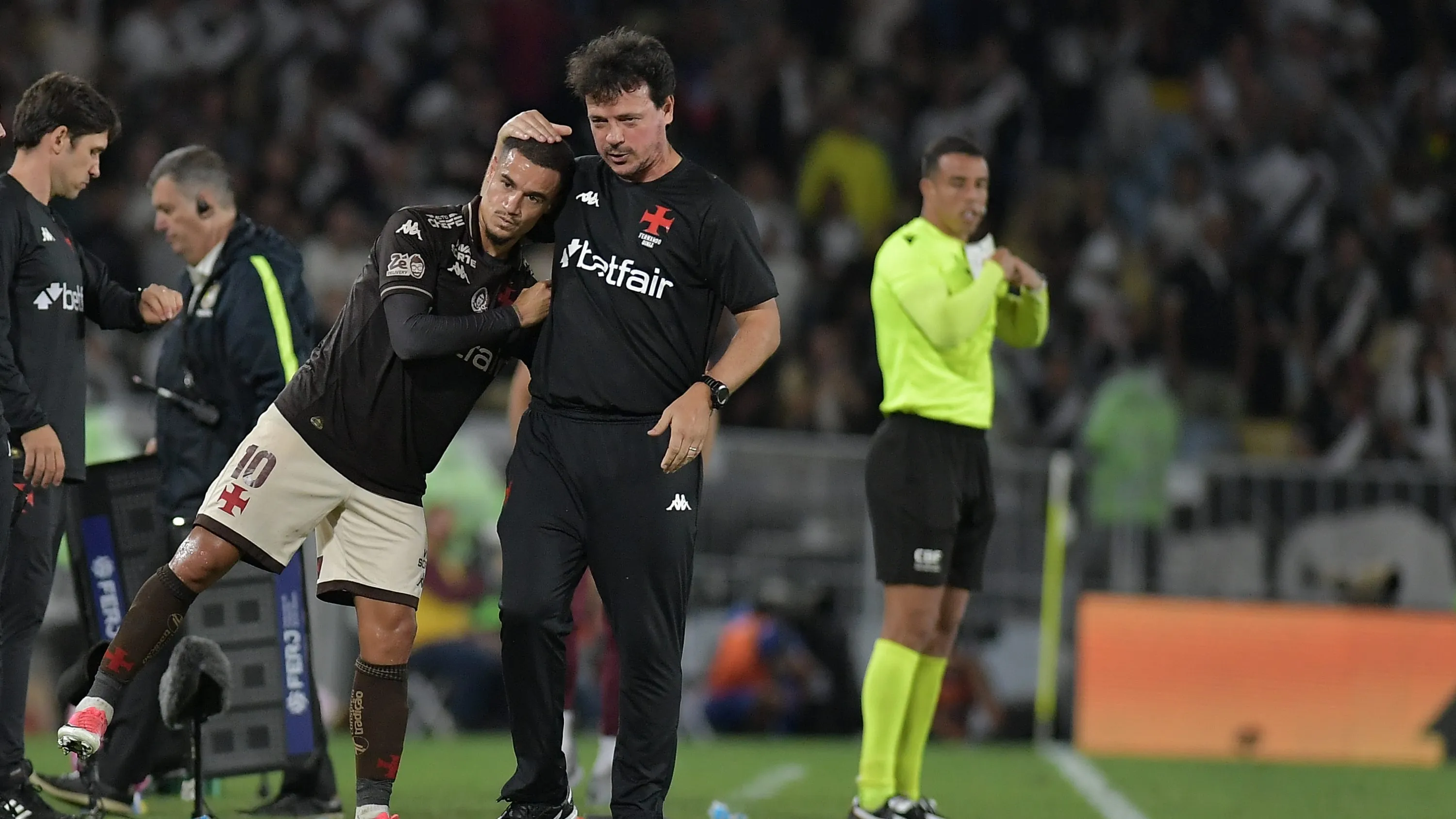 Fernando Diniz e Coutinho durante partida contra o Fluminense. Foto: Thiago Ribeiro/AGIF