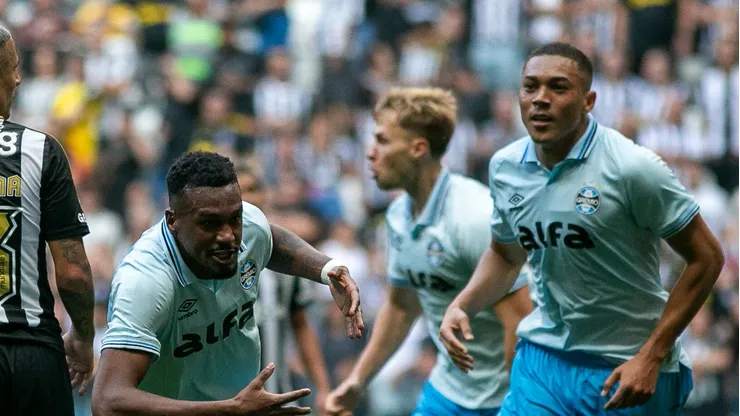Edenilson é um dos jogadores em possível 'barca' gremista para a virada do ano sob gestão de Odorico Roman