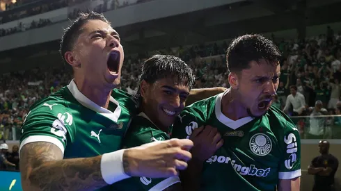 Facundo Torres (do meio) tem interesse do River Plate para a temporada 2026