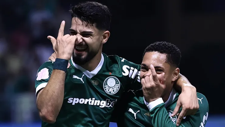 SP - SAO PAULO - 01/10/2025 - BRASILEIRO A 2025, PALMEIRAS X VASCO - Vitor Roque jogador do Palmeiras comemora seu gol com Flaco Lopez jogador da sua equipe durante partida contra o Vasco no estadio Arena Allianz Parque pelo campeonato Brasileiro A 2025. Foto: Marcello Zambrana/AGIF