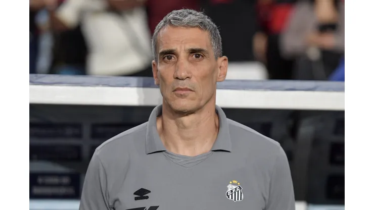 O Santos de Vojvoda precisa dos três pontos. Foto: Thiago Ribeiro/AGIF