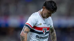 Rigoni, jogador do São Paulo, lamenta durante partida contra o Fortaleza no estadio Arena Castelao pelo campeonato Brasileiro A 2025. Foto: Baggio Rodrigues/AGIF