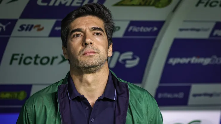 SP - SAO PAULO - 06/11/2025 - BRASILEIRO A 2025, PALMEIRAS X SANTOS - Abel Ferreira tecnico do Palmeiras durante partida contra o Santos no estadio Arena Allianz Parque pelo campeonato Brasileiro A 2025. Foto: Fabio Giannelli/AGIF
