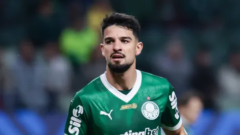 Centroavante é surpresa no clássico