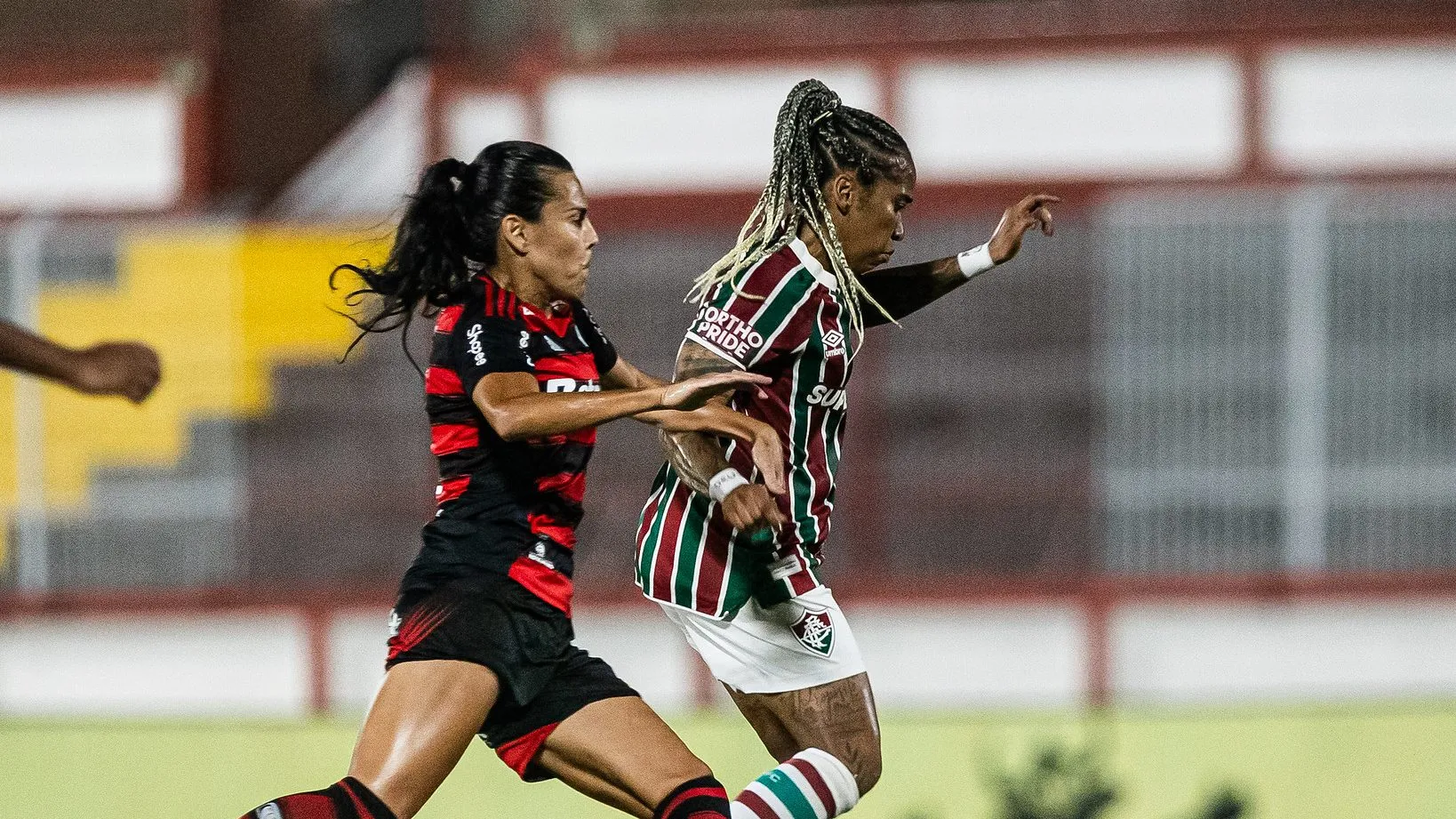 Fluminense e Flamengo em campo pela final do Carioca Feminino