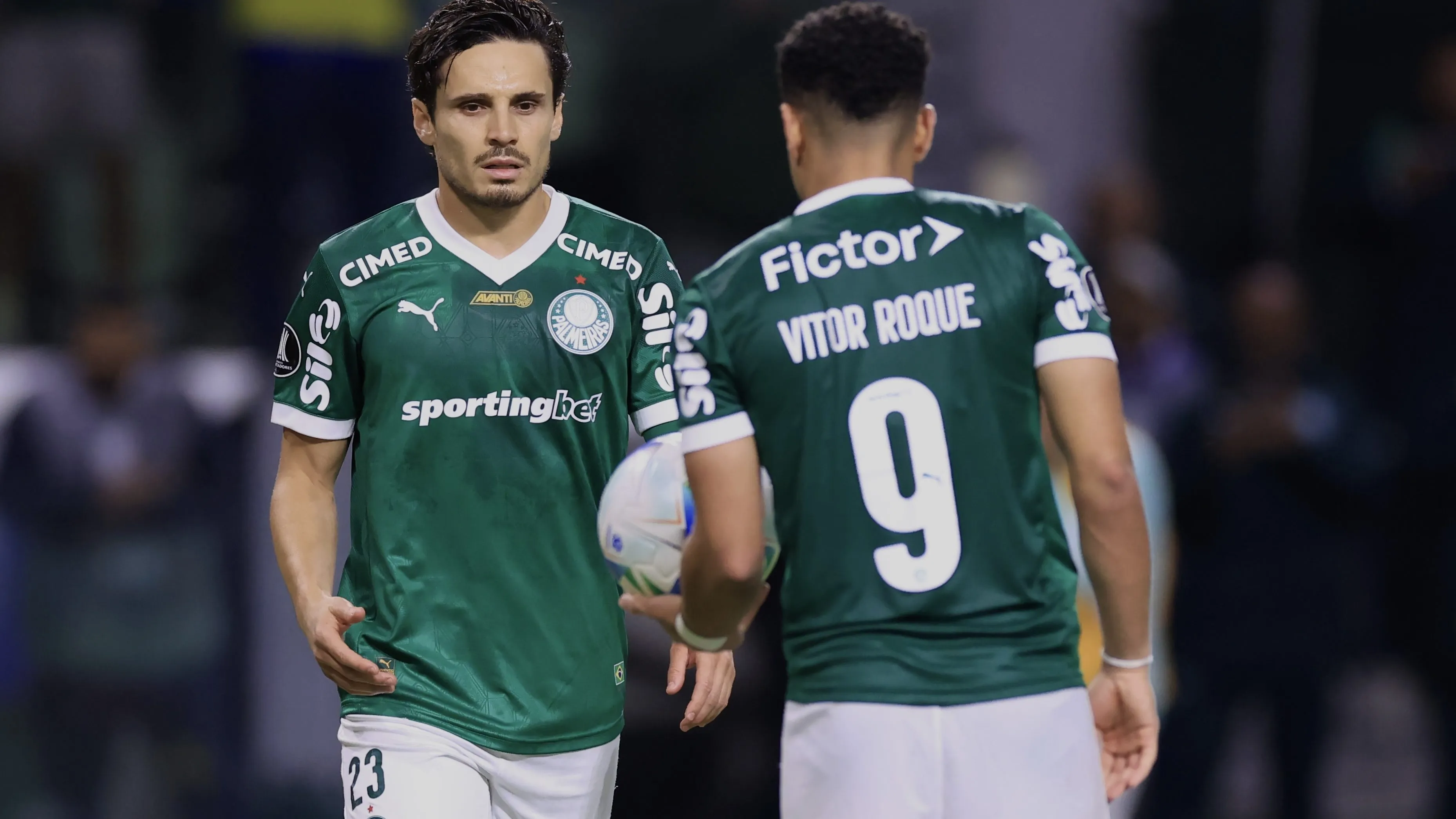 SP – SAO PAULO – 30/10/2025 – COPA LIBERTADORES 2025, PALMEIRAS X LDU – Raphael Veiga jogador do Palmeiras durante partida contra o LDU no estadio Arena Allianz Parque pelo campeonato Copa Libertadores 2025. Foto: Marcello Zambrana/AGIF