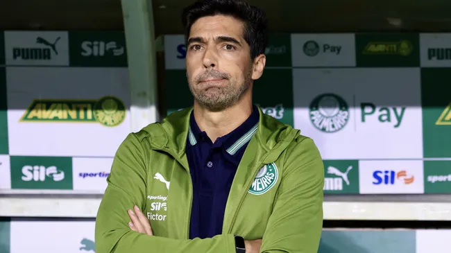 Abel Ferreira durante partida do Palmeiras no Brasileirão Betano – Foto: Marcello Zambrana/AGIF