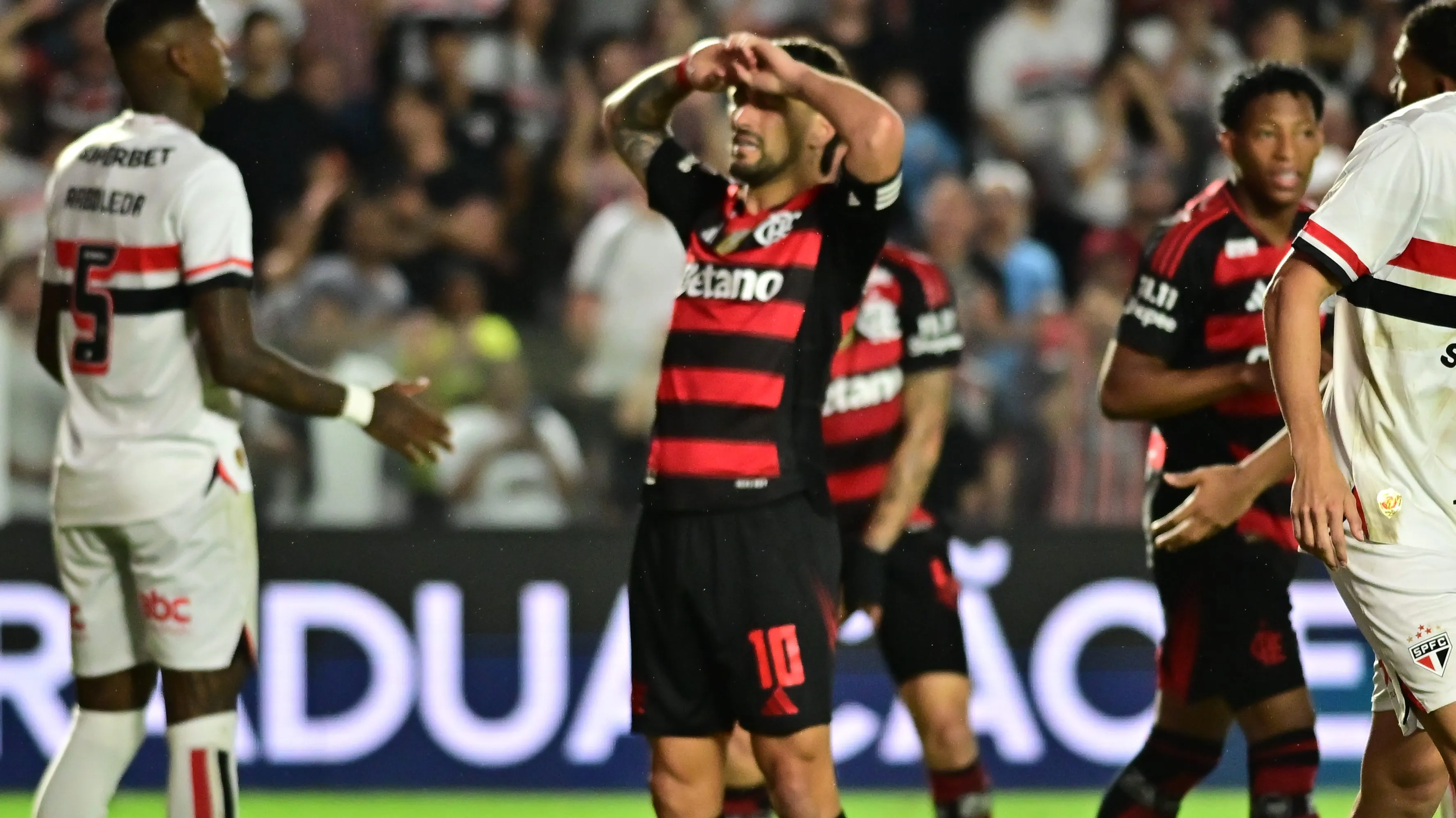 SP – SANTOS – 05/11/2025 – BRASILEIRO A 2025, SAO PAULO X FLAMENGO – De Arrascaeta jogador do Flamengo lamenta durante partida contra o Sao Paulo no estadio Vila Belmiro pelo campeonato Brasileiro A 2025. Foto: Jota Erre/AGIF