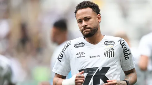 MG - BELO HORIZONTE - 14/09/2025 - BRASILEIRO A 2025, ATLETICO-MG X SANTOS - Neymar jogador do Santos durante aquecimento antes da partida contra o Atletico-MG no estadio Arena MRV pelo campeonato Brasileiro A 2025. Foto: Gilson Lobo/AGIF