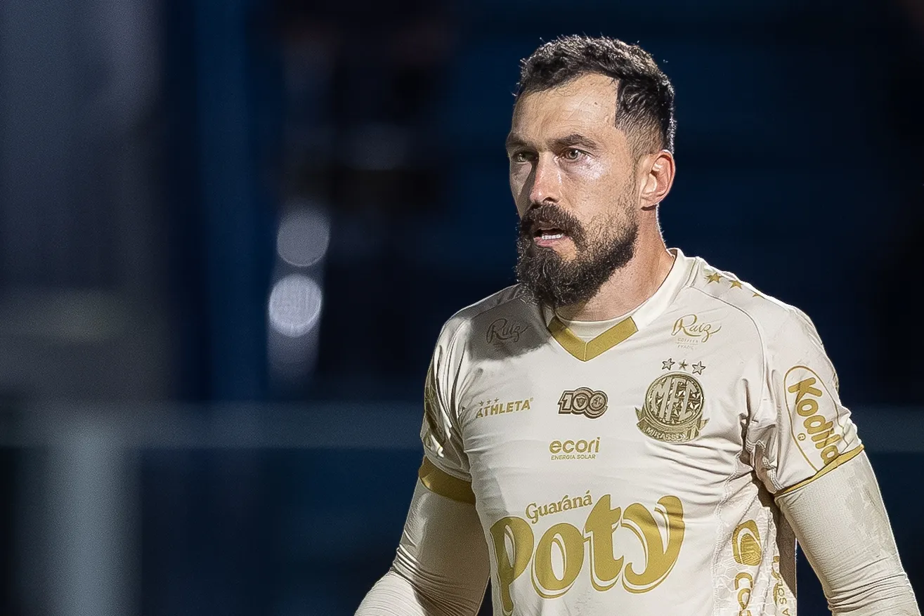Walter goleiro do Mirassol durante partida contra o Palmeiras no estadio Jose Maria de Campos Maia pelo campeonato Brasileiro A 2025. Foto: Joisel Amaral/AGIF