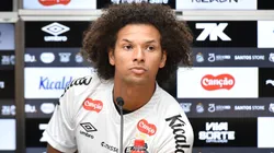 O meio-campista Willian Arao durante sua apresentacao oficial em coletiva de imprensa realizada na Vila Belmiro. Foto: Jota Erre/AGIF
