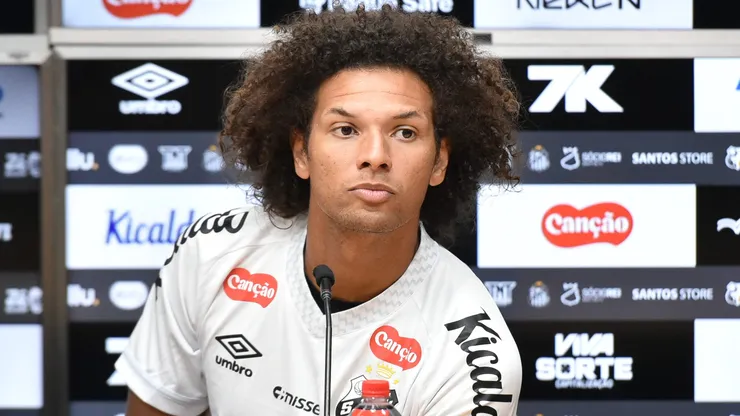 O meio-campista Willian Arao durante sua apresentacao oficial em coletiva de imprensa realizada na Vila Belmiro. Foto: Jota Erre/AGIF
