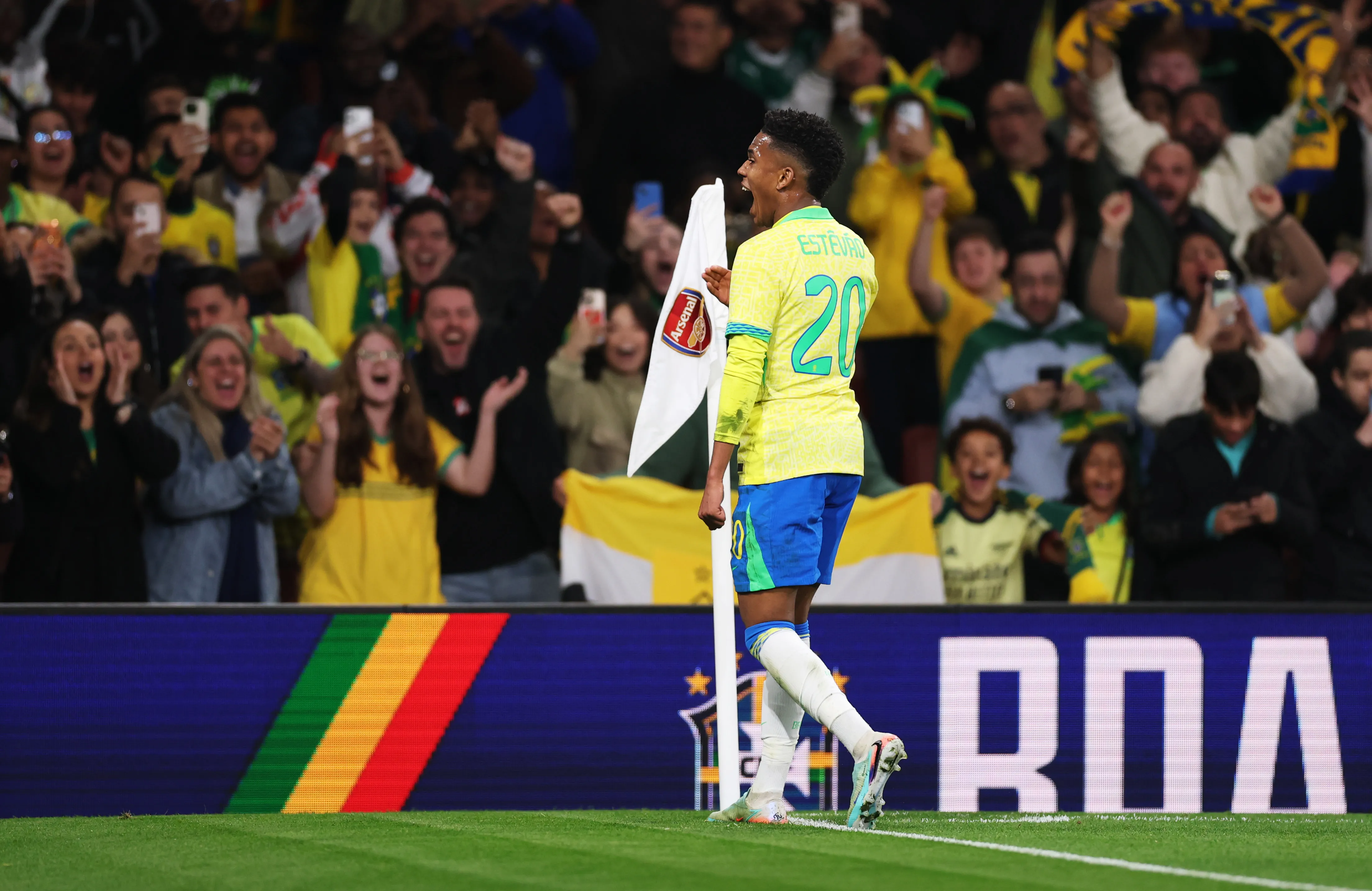Estêvão celebra gol diante do Senegal. Photo by Ryan Pierse/Getty Images