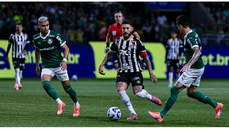 Andreas Pereira jogador do Palmeiras disputa lance com Zé Rafael jogador do Santos - Foto: Fabio Giannelli/AGIF