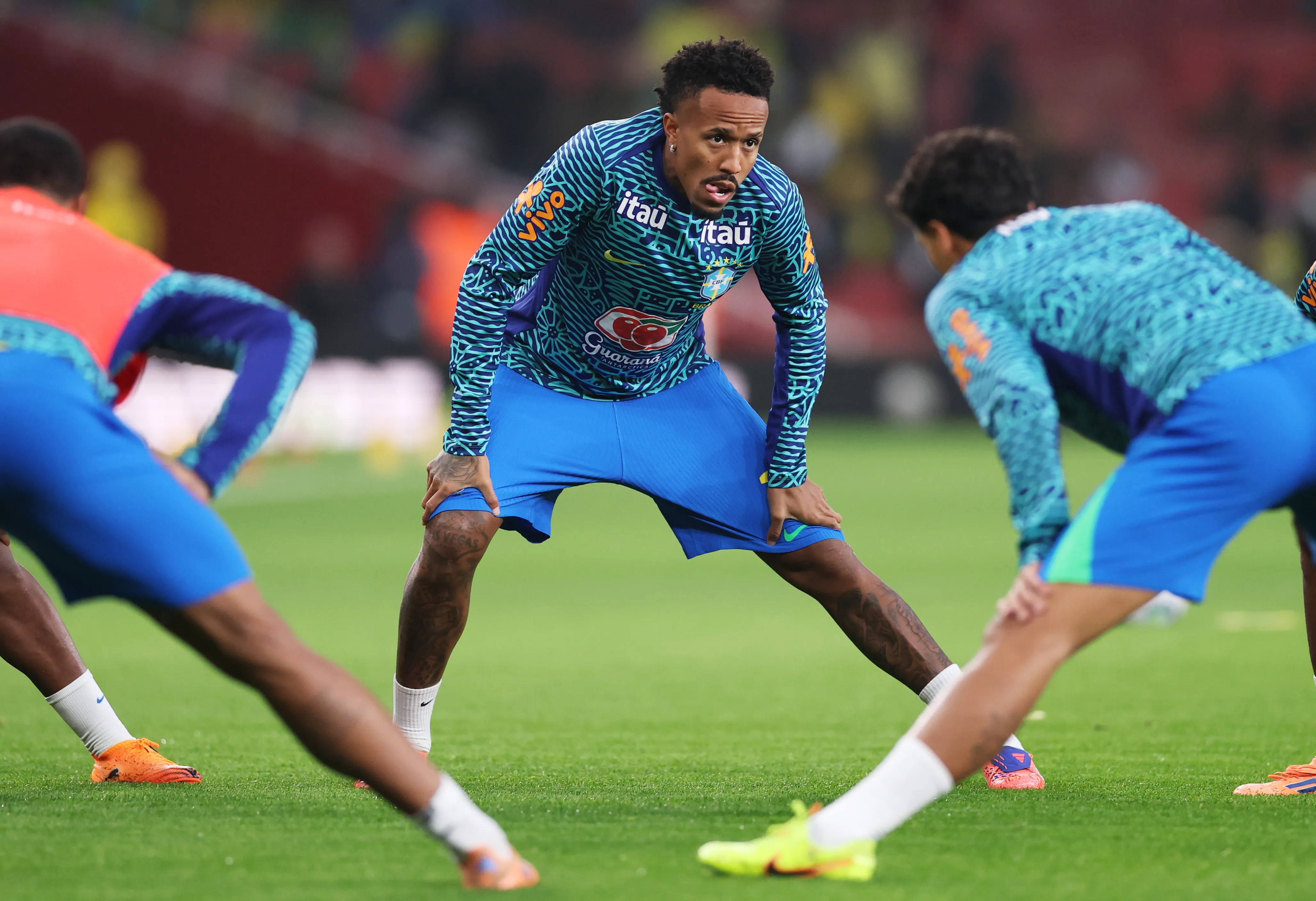 Militão treinando antes de Brasil x Senegal. (Photo by Ryan Pierse/Getty Images)