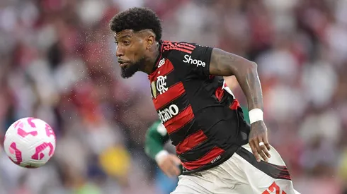 Emerson Royal recebeu críticas da torcida do Flamengo. Foto: Thiago Ribeiro/AGIF