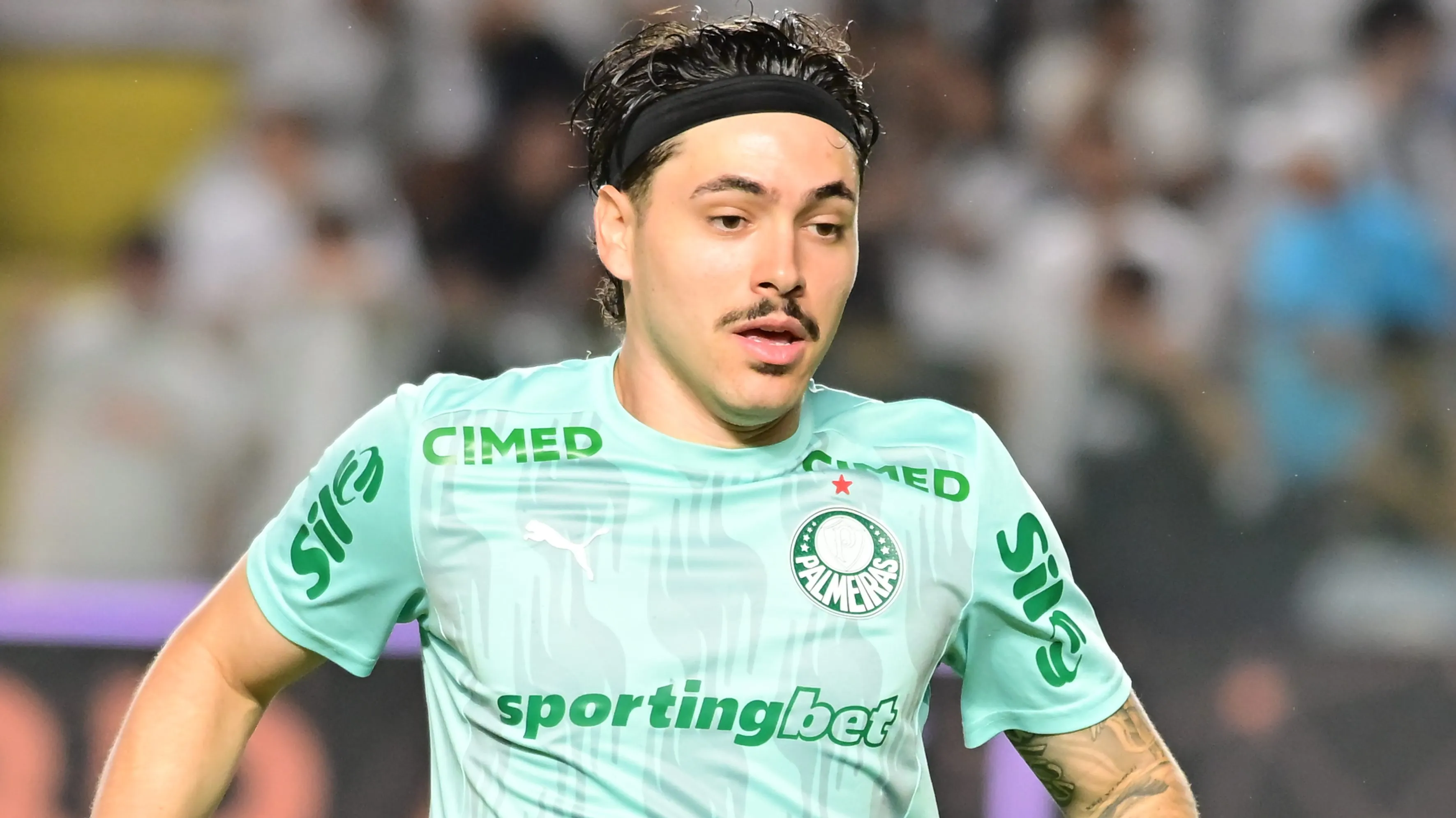 Mauricio aquecendo na Vila Belmiro. Foto: Jota Erre/AGIF