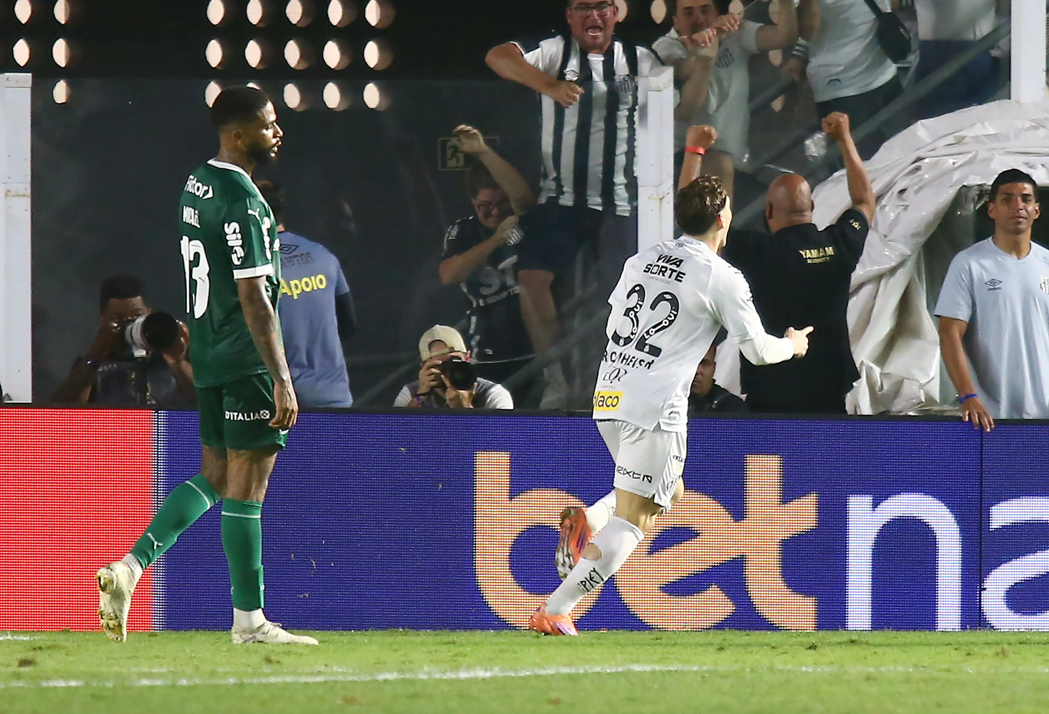 SP – SANTOS – 15/11/2025 – BRASILEIRO A 2025, SANTOS X PALMEIRAS – Benjamin Rollheiser jogador do Santos comemora seu gol durante partida contra o Palmeiras no estadio Vila Belmiro pelo campeonato Brasileiro A 2025. Foto: Mauricio De Souza/AGIF