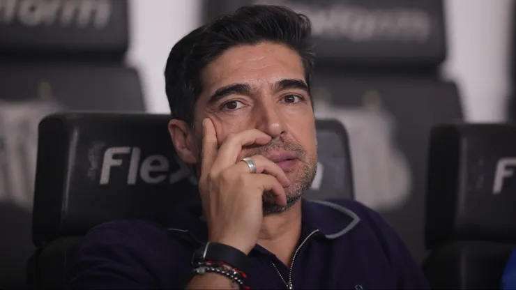 Abel Ferreira, técnico do Palmeiras, durante partida contra o Santos no estadio Vila Belmiro pelo campeonato Brasileiro A 2025. Foto: Ettore Chiereguini/AGIF