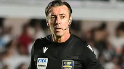 Raphael Claus não assinalou pênalti para o Palmeiras.